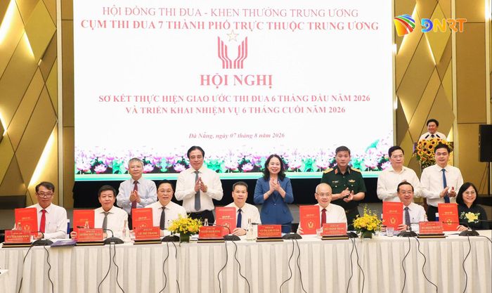 Lãnh đạo Trung ương, Quân khu 5 và thành phố Đà Nẵng chứng kiến 7 thành phố ký kết giao ước thi đua. Ảnh: NGỌC PHÚ