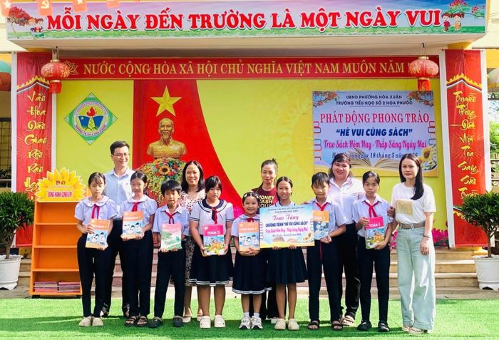 Trường Tiểu học số 2 Hòa Phước (phường Hòa Xuân) huy động sách để xây dựng "Tủ sách giáo khoa dùng chung". Ảnh: ĐVCC