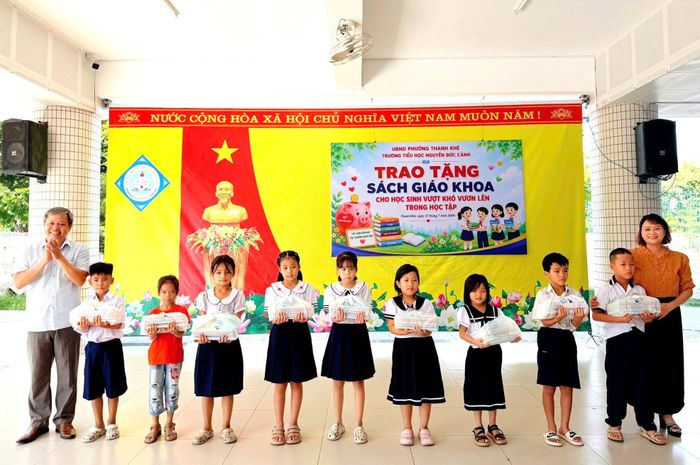 Trường Tiểu học Nguyễn Đức Cảnh (phường Thanh Khê) tặng sách giáo khoa cho học sinh vượt khó học giỏi. Ảnh: ĐVCC