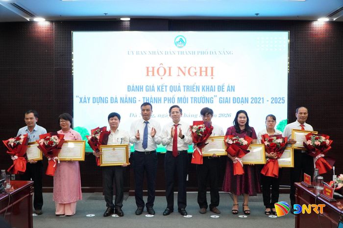 Lãnh đạo thành phố và Sở Nông nghiệp và Môi trường trao Bằng khen của Chủ tịch UBND thành phố cho các cá nhân. Ảnh: VINH ANH