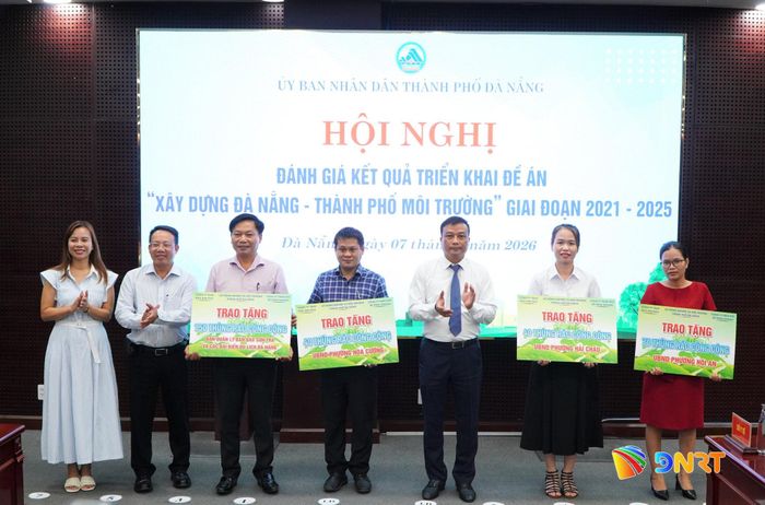 Lãnh đạo Sở Nông nghiệp và Môi trường cùng đại diện các doanh nghiệp trao bảng tượng trưng hỗ trợ thùng rác công cộng cho các địa phương, đơn vị. Ảnh: VINH ANH