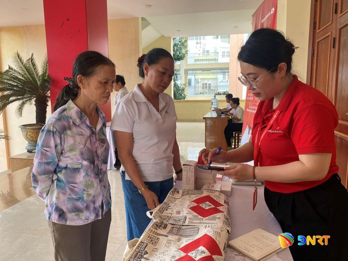Hướng dẫn các hộ kinh doanh chuyển đổi số. Ảnh: KHÁNH LINH