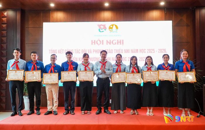 Trao bằng khen cho các Hội đồng Đội xã, phường đạt danh hiệu "Đơn vị xuất sắc trong công tác Đội và phong trào thiếu nhi" năm học 2025 - 2026. Ảnh: HỒ QUÂN