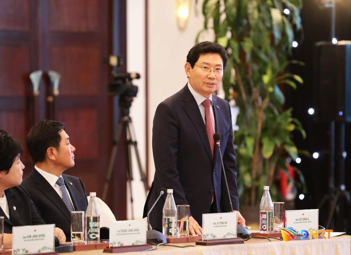 Đại diện các địa phương Hàn Quốc trình bày tham luận tại hội nghị. Ảnh: NGỌC HÀ