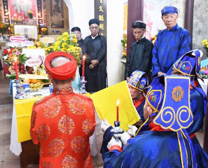 Lễ hội đình Phong Lệ. Ảnh: VHA