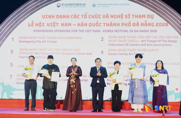 Phó Chủ tịch UBND thành phố Nguyễn Thị Anh Thi (thứ 3, từ trái sang), Tổng Lãnh sự Hàn Quốc tại Đà Nẵng Han Jung Il (thứ 4, từ trái sang) trao thư cảm ơn đến các đoàn nghệ thuật. Ảnh: NGỌC HÀ