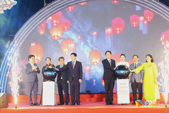Các đại biểu tiến hành nghi thức khai mạc lễ hội. Ảnh: NGỌC HÀ