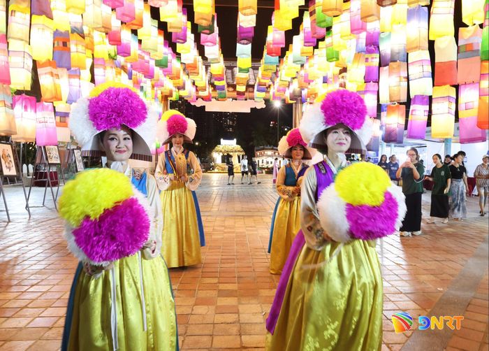 Không gian lễ hội mang đến sự giao thoa văn hóa giữa hai quốc gia. Ảnh: NGỌC HÀ
