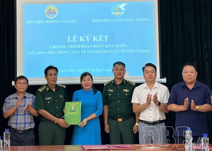 Đại biểu chúc mừng hoạt động chương trình ký kết thực hiện Chương trình “Đồng hành với phụ nữ biên cương”.