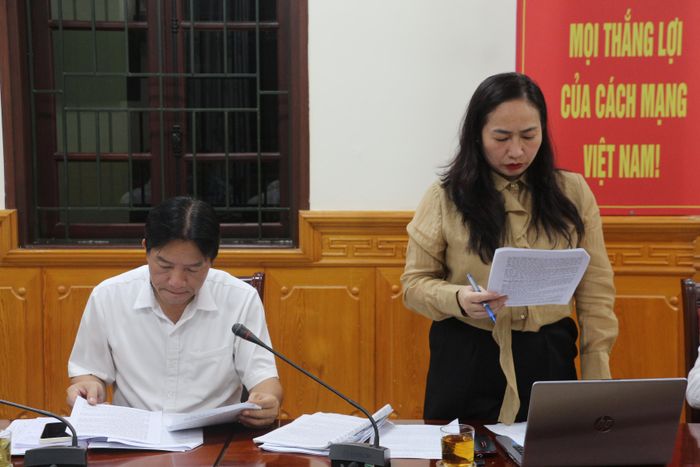 Đại diện lãnh đạo Sở Tư pháp làm rõ một số nội dung tại cuộc họp.