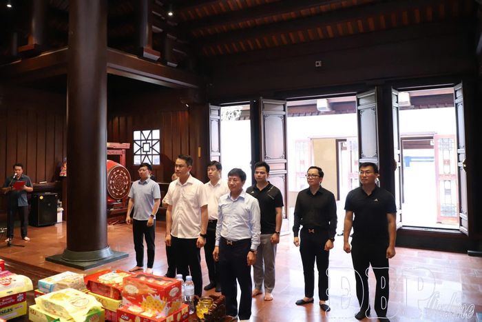 Đại biểu dâng hương tại Đền thờ liệt sĩ tại Chiến trường Điện Biên Phủ.
