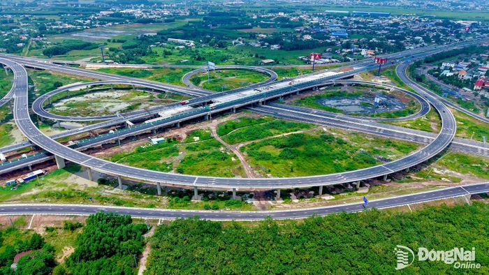 Nút giao đường cao tốc Thành phố Hồ Chí Minh - Long Thành - Dầu Giây với đường cao tốc Biên Hòa - Vũng Tàu kết nối với Cảng hàng không quốc tế Long Thành.