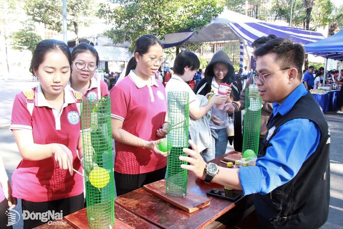 Sinh viên Trường đại học Đồng Nai tham gia hoạt động trải nghiệm tại Liên hoan các câu lạc bộ, đội, nhóm sinh viên do tổ chức Đoàn, Hội Đồng Nai tổ chức.