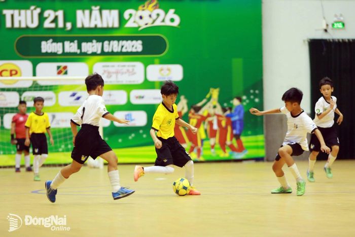 Sau lễ khai mạc, trận mở màn giữa U.11 Biên Hòa và U.11 Bình Minh (áo vàng) diễn ra sôi nổi. Ảnh: Huy Anh
