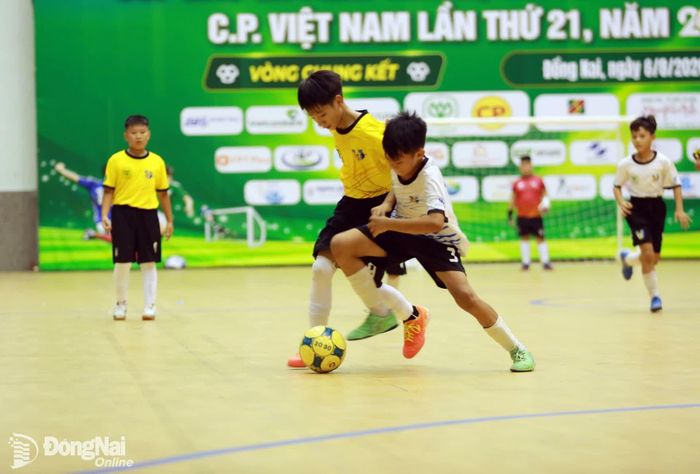 Biên Hòa (áo trắng) và Bình Minh. Ảnh: Thủy Tiên