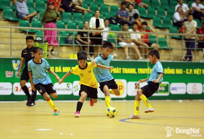 Pha tranh chấp bóng giữa U.11 Xuân Lộc (áo vàng) và U.11 Trảng Bom. Ảnh: Thủy Tiên