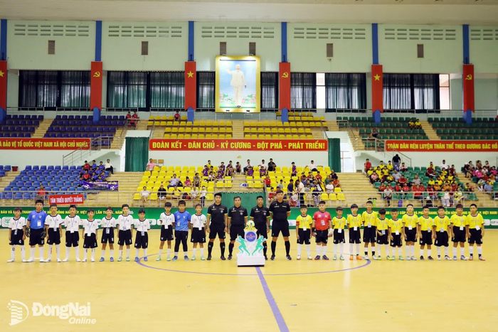 Các đội bóng sẵn sàng bước vào tranh tài tại vòng chung kết Giải bóng đá nhi đồng (U.11). Ảnh: Thủy Tiên