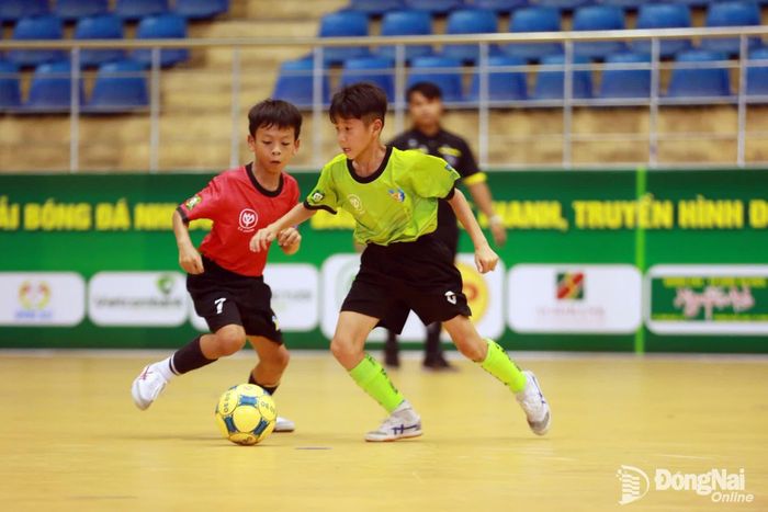 Pha tranh bóng giữa hai đội U.11 Long Bình (áo xanh) và U.11 Gia Kiệm. Ảnh: Thủy Tiên