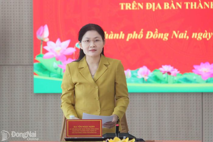 Đồng chí Tôn Ngọc Hạnh, Ủy viên Trung ương Đảng, Phó Bí thư Thường trực Thành ủy, Chủ tịch HĐND thành phố, Trưởng ban Chỉ đạo 03 phát biểu tại cuộc họp. Ảnh: Trần Danh