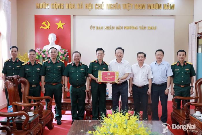 Đảng ủy - Bộ Chỉ huy Quân sự thành phố Đồng Nai tặng quà, cảm ơn cấp ủy, chính quyền phường Tân Khai. Ảnh: Thanh Mai
