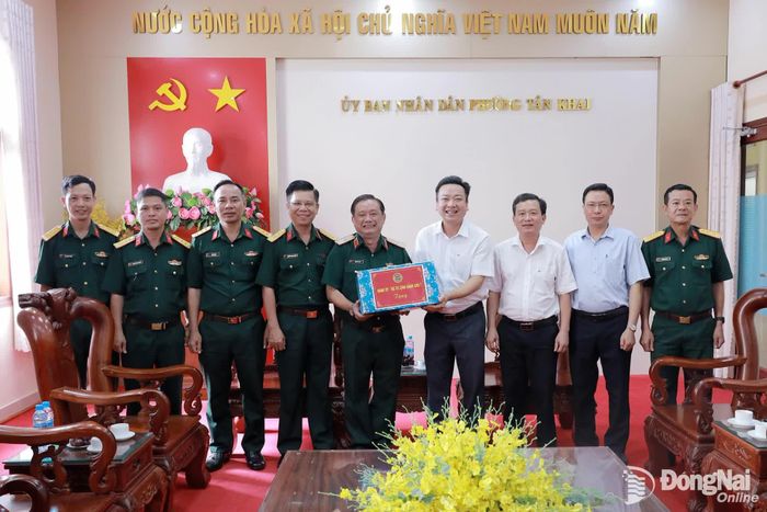 Đảng ủy - Bộ Tư lệnh Quân khu 7 tặng quà cho cấp ủy, chính quyền phường Tân Khai. Ảnh: Thanh Mai