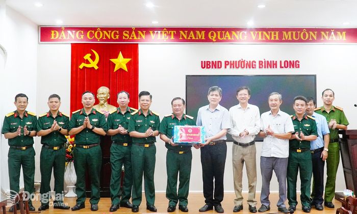 Đảng ủy - Bộ Tư lệnh Quân khu 7 tặng quà cho phường Bình Long. Ảnh: Văn Tâm