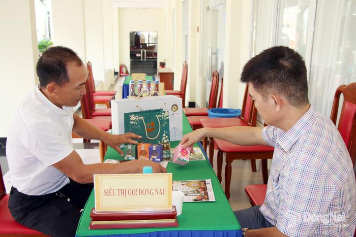 Doanh nghiệp địa phương gặp gỡ, trao đổi trực tiếp với đại diện các siêu thị để nghe tư vấn về quy trình kết nối sản phẩm vào siêu thị. Ảnh: Hải Quân