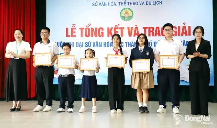 Ban tổ chức trao giải nhì cho các thí sinh. Ảnh: My Ny