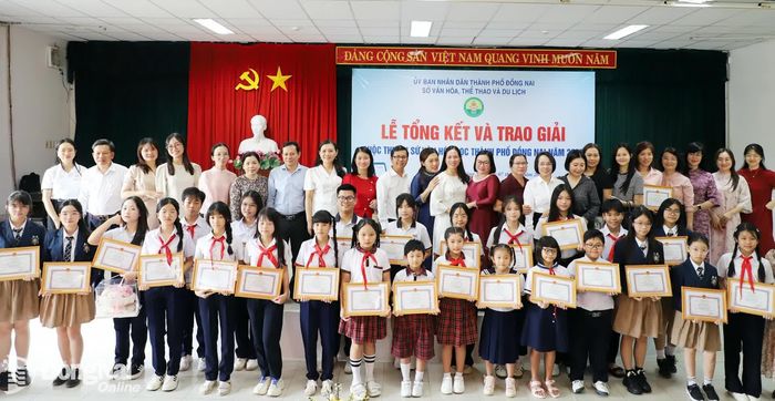 Ban tổ chức chụp hình lưu niệm cùng các thí sinh. Ảnh: My Ny