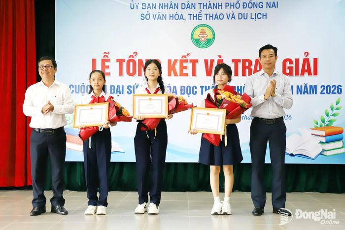 Ban tổ chức trao giải danh hiệu Đại sứ văn hóa đọc tiêu biểu cho các thí sinh. Ảnh: My Ny