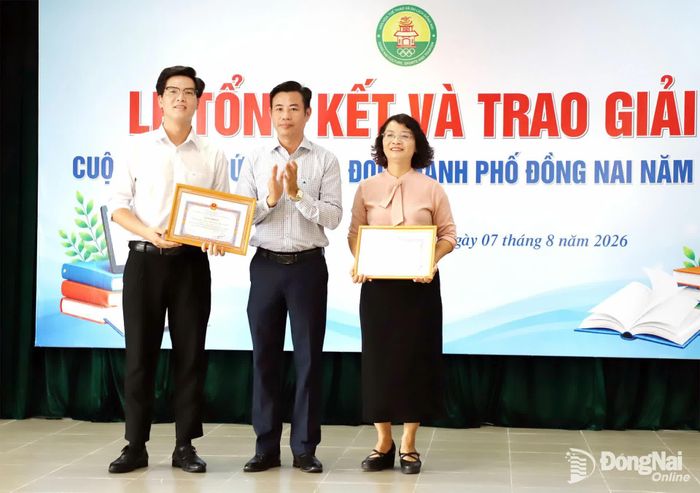 Phó Giám đốc Sở Văn hóa, Thể thao và Du lịch Vũ Thanh Ngữ trao giải tập thể cho các trường học tham gia. Ảnh: My Ny