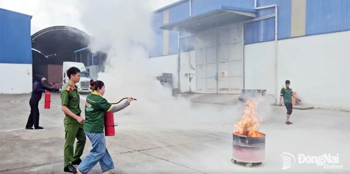 Lực lượng PCCC cơ sở thực hành sử dụng bình chữa cháy xách tay để dập tắt đám cháy