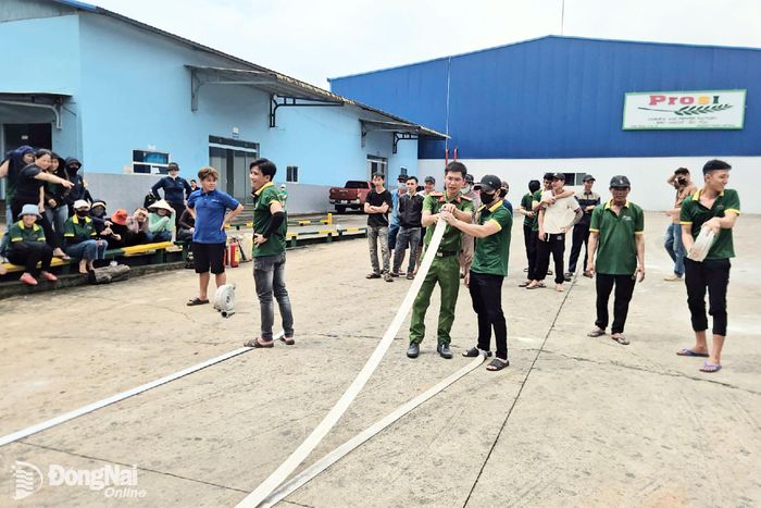 Các học viên thực hành sử dụng lăng, vòi