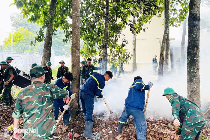 CBCS tham gia quét dọn, vệ sinh