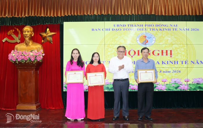 Ủy viên Ban Thường vụ Thành ủy, Phó Chủ tịch Thường trực UBND thành phố Nguyễn Kim Long, Trưởng ban Chỉ đạo Tổng điều tra kinh tế năm 2026 trao thưởng cho các tập thể, cá nhân. Ảnh: Hoàng Lộc
