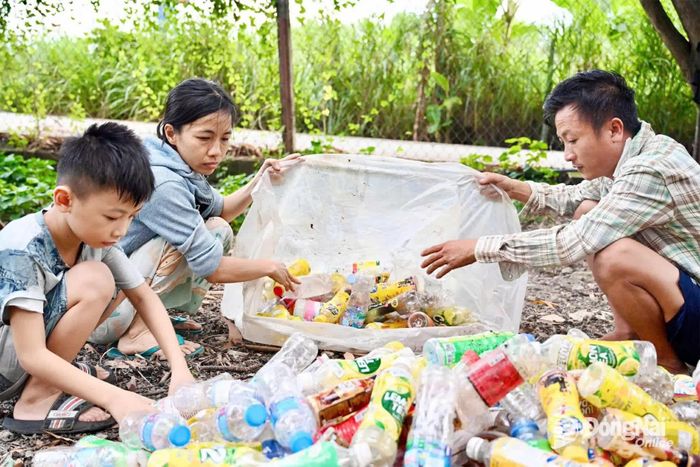 Không còn sức khỏe, không ruộng vườn, gia đình anh Hiện chỉ còn cách đi lượm ve chai quanh xóm trọ, để cầm cự chi phí sinh hoạt và thuốc uống qua ngày. Ảnh: Thu Hiền