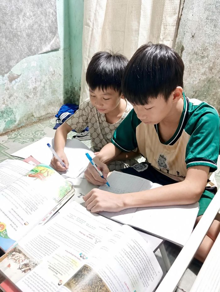 Điều ước duy nhất lúc này của hai anh em Minh Thuận, Minh Quân là ba mẹ khỏi bệnh và ngày mai các em vẫn được tiếp tục đến trường. Ảnh: Thu Hiền