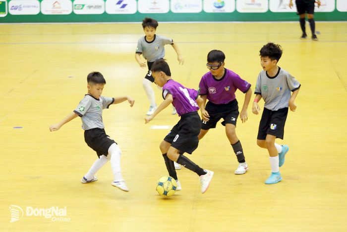 Trận đấu giữa U.11 Tân Phú (áo tím) và U.11 Bình Phước diễn ra sôi nổi, với nhiều pha bóng hấp dẫn. Ảnh: Thủy Tiên
