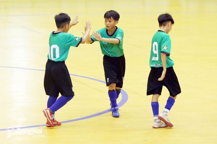 U.11 Phước Bình ăn mừng sau khi ghi bàn vào lưới U.11 Gia Kiệm. Ảnh: Huy Anh