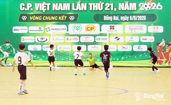 U.11 Biên Hòa (áo trắng) liên tục tạo sức ép và ghi bàn trước U.11 Xuân Lập. Ảnh: Thủy Tiên
