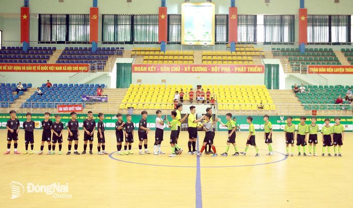Hai đội U.11 Đồng Xoài và U.11 Long Bình bước vào lượt trận thứ 2 Vòng chung kết Giải bóng đá nhi đồng (U.11) Cúp Báo và Phát thanh, Truyền hình Đồng Nai - C.P. Việt Nam lần thứ 21, năm 2026. Ảnh: Thủy Tiên