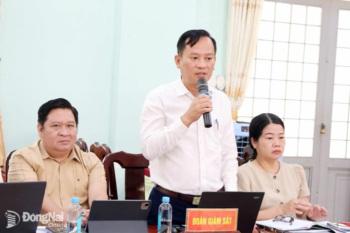Các thành viên Đoàn giám sát phát biểu ý kiến tại buổi làm việc. Ảnh: Hồ Thảo
