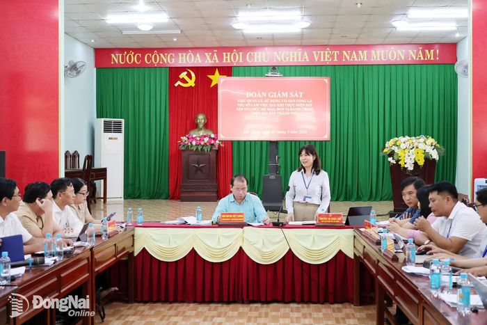 Chủ tịch UBND xã Lộc Hưng Nguyễn Thị Xuân Linh phát biểu tại buổi làm việc. Ảnh: Hồ Thảo