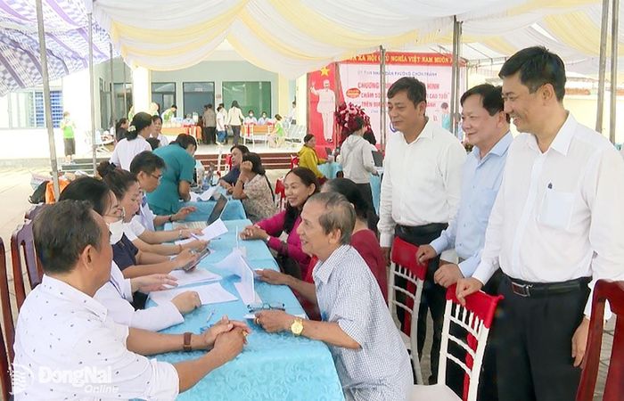 Thành ủy viên, Phó Chủ tịch HĐND thành phố Trần Văn Mi cùng lãnh đạo phường Chơn Thành động viên các y, bác sĩ thực hiện khám, tư vấn, chăm sóc sức khỏe tại mô hình Điểm chăm sóc sức khỏe cho người cao tuổi. Ảnh: Đỗ Trình