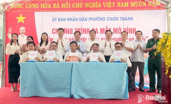 Các đơn vị, cơ sở y tế ký kết phối hợp thực hiện nội dung của mô hình Điểm chăm sóc sức khỏe cho người cao tuổi phường Chơn Thành. Ảnh: Đỗ Trình