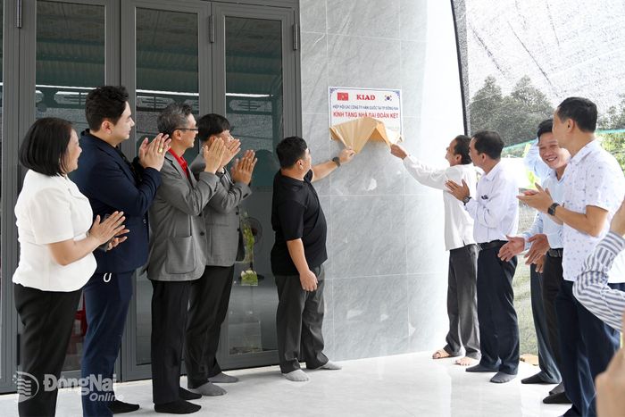 Niềm vui của các nhà tài trợ, chính quyền địa phương cùng hộ gia đình được trao tặng nhà mới, hỗ trợ sửa chữa nhà đại đoàn kết. Ảnh: Phạm Quang