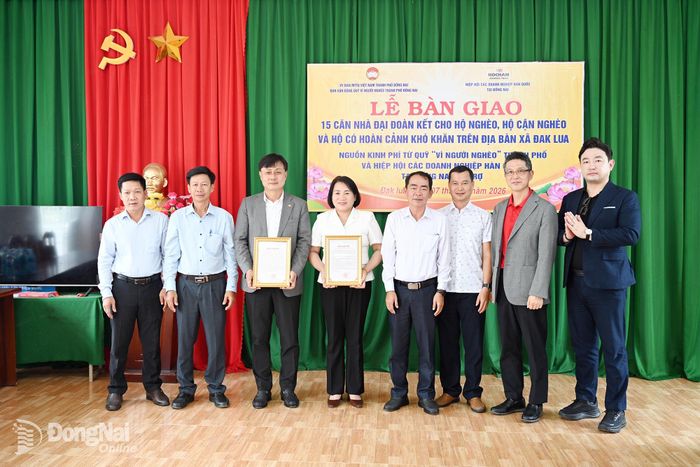 Lãnh đạo xã Đak Lua trao thư cảm ơn cho Ủy ban MTTQ Việt Nam thành phố và Hiệp hội các doanh nghiệp Hàn Quốc tại Đồng Nai. Ảnh: Phạm Quang
