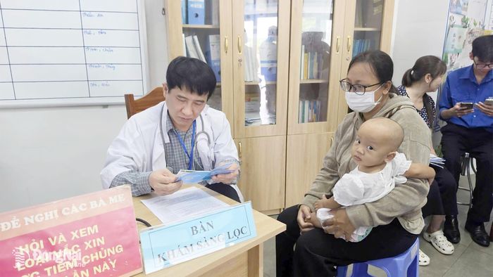 Bác sĩ khám và tư vấn sức khỏe cho trẻ em trên địa bàn. Ảnh: Trần Thành