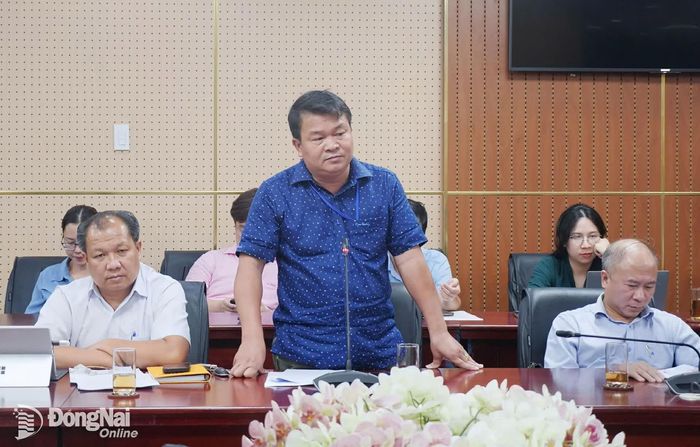 Lãnh đạo Sở Giáo dục và Đào tạo báo cáo tiến độ triển khai khám sức khỏe cho học sinh. Ảnh: Hạnh Dung