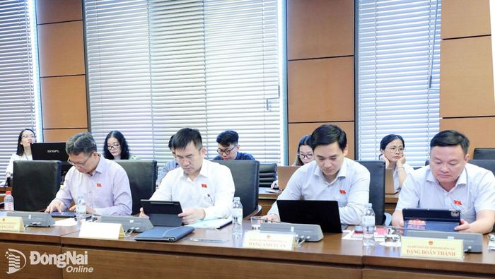 Các đại biểu Đoàn Đại biểu Quốc hội thành phố Đồng Nai tại phiên thảo luận tổ. Ảnh: CTV